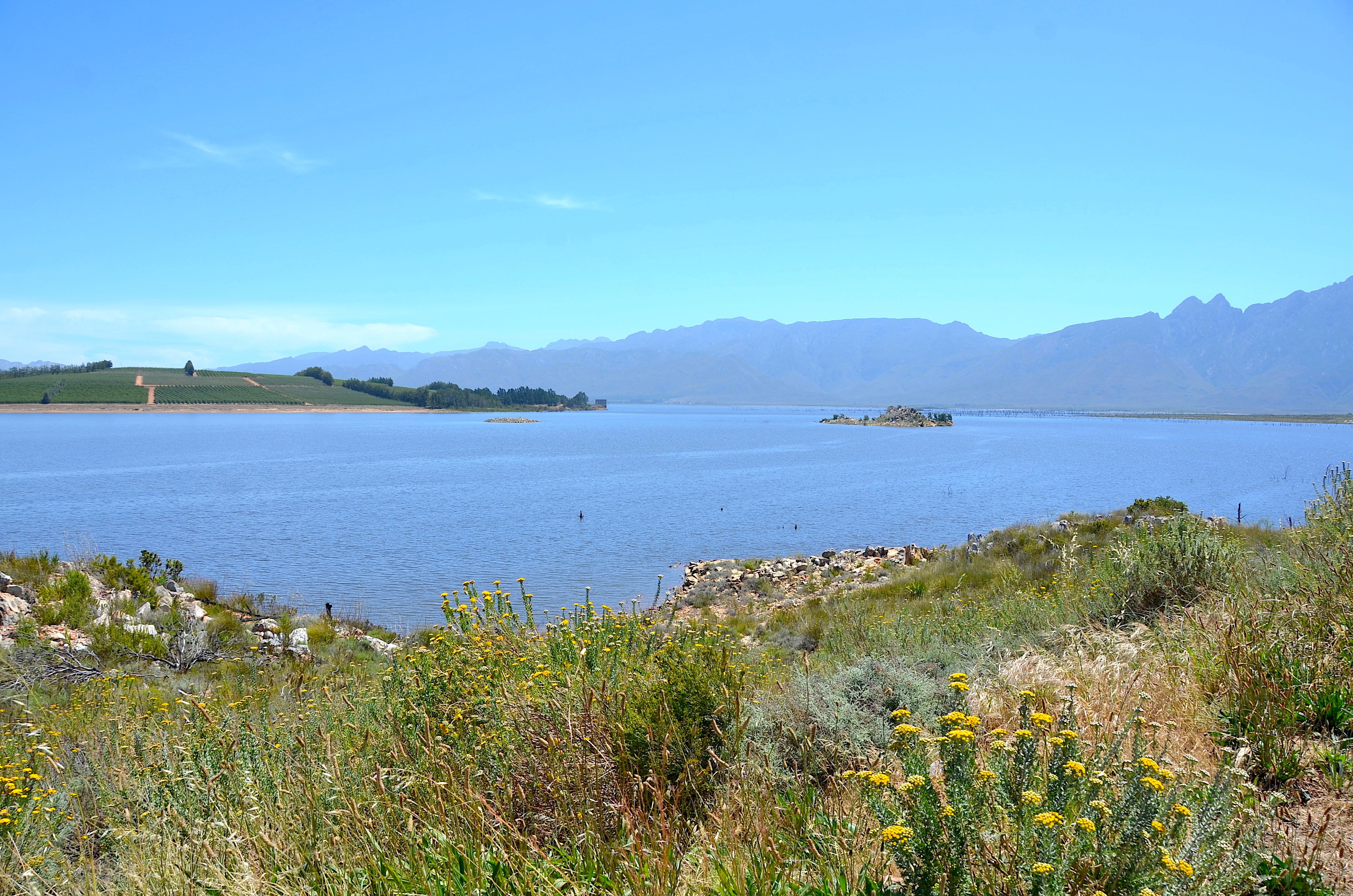 Theewaterskloof Dam with the mountains behind it