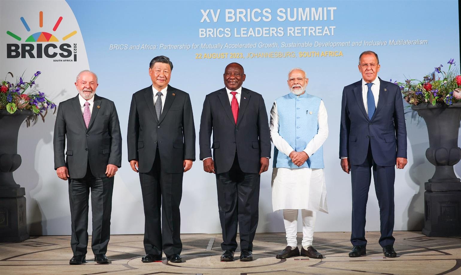 Xi Jinping and Cyril Ramaphosa stand with other BRICS leaders at the 2023 summit in Johannesburg