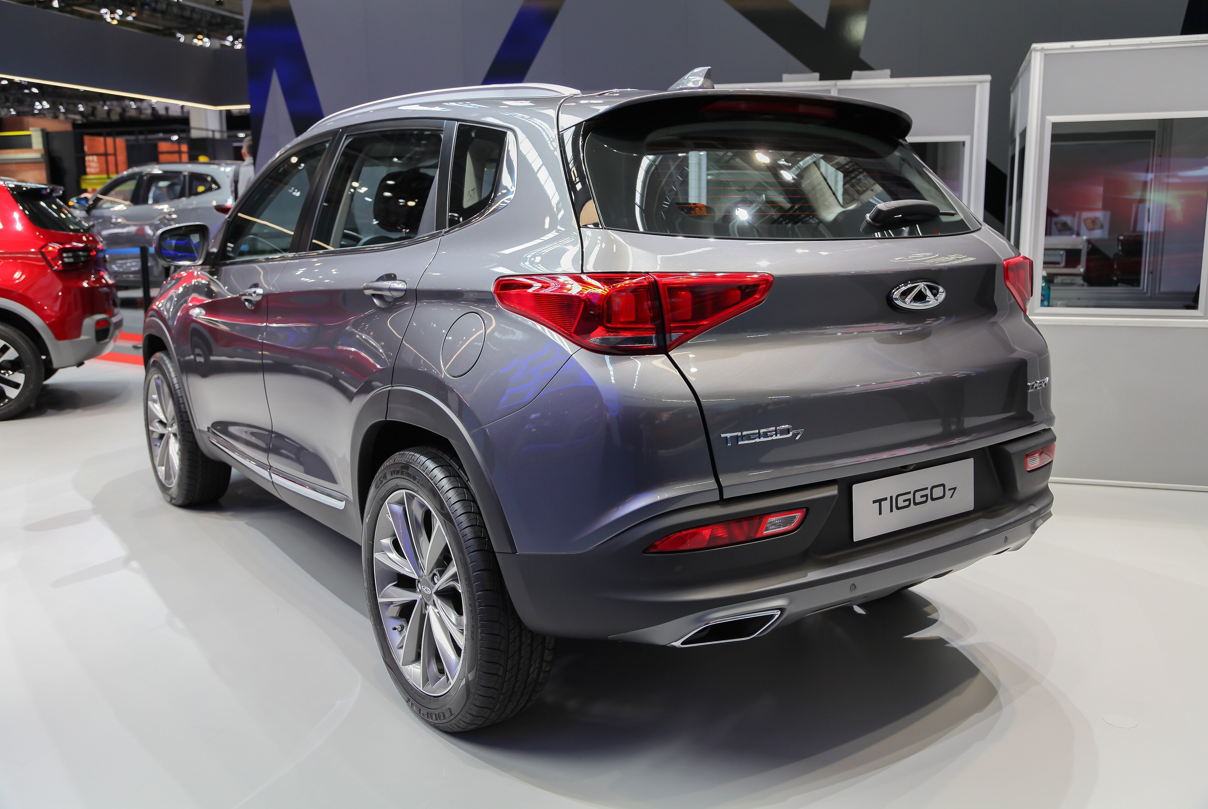 A Chery Tiggo 7 seen from behind