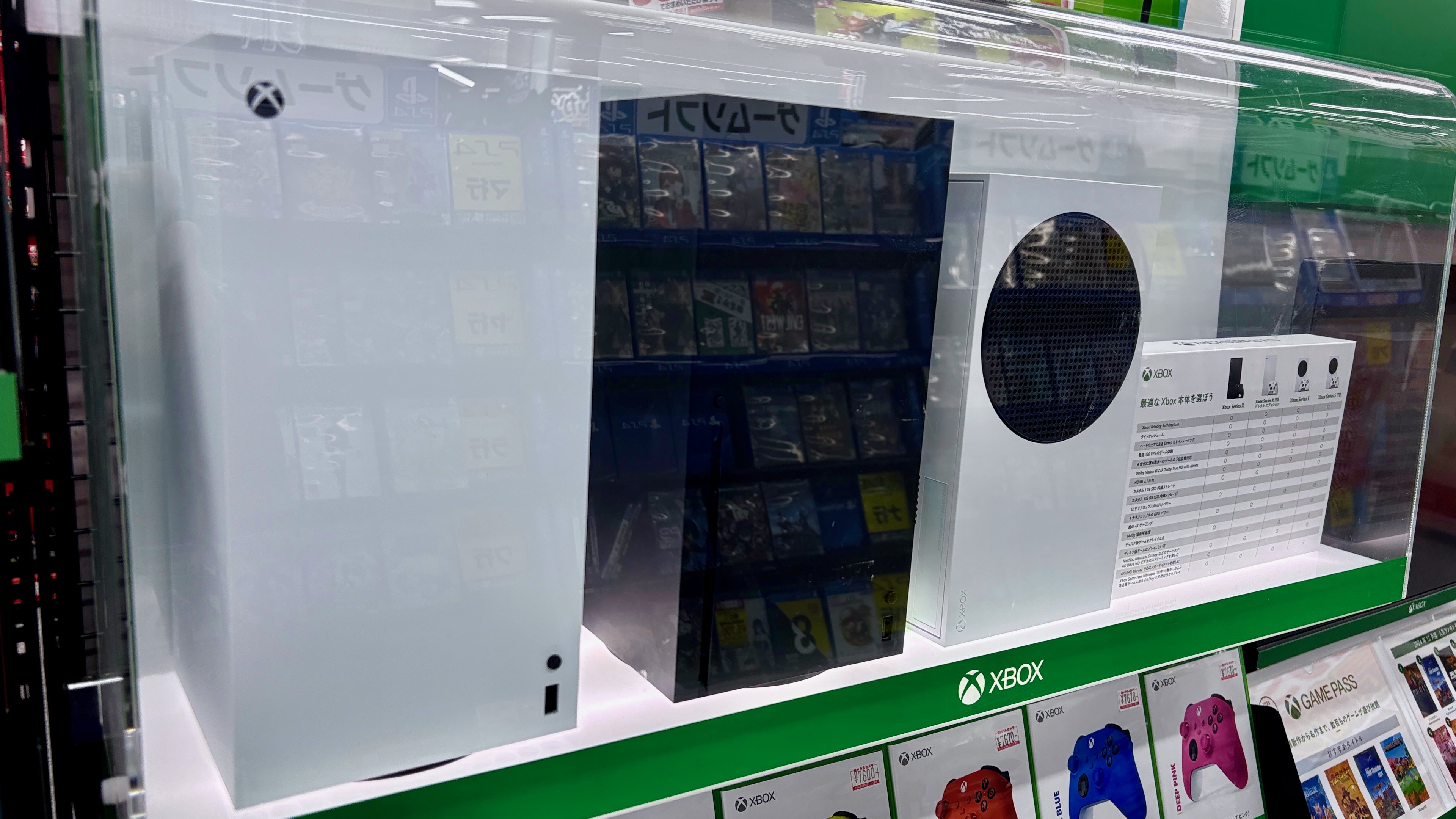 An Xbox Series X and an Xbox Series S on a shop shelf