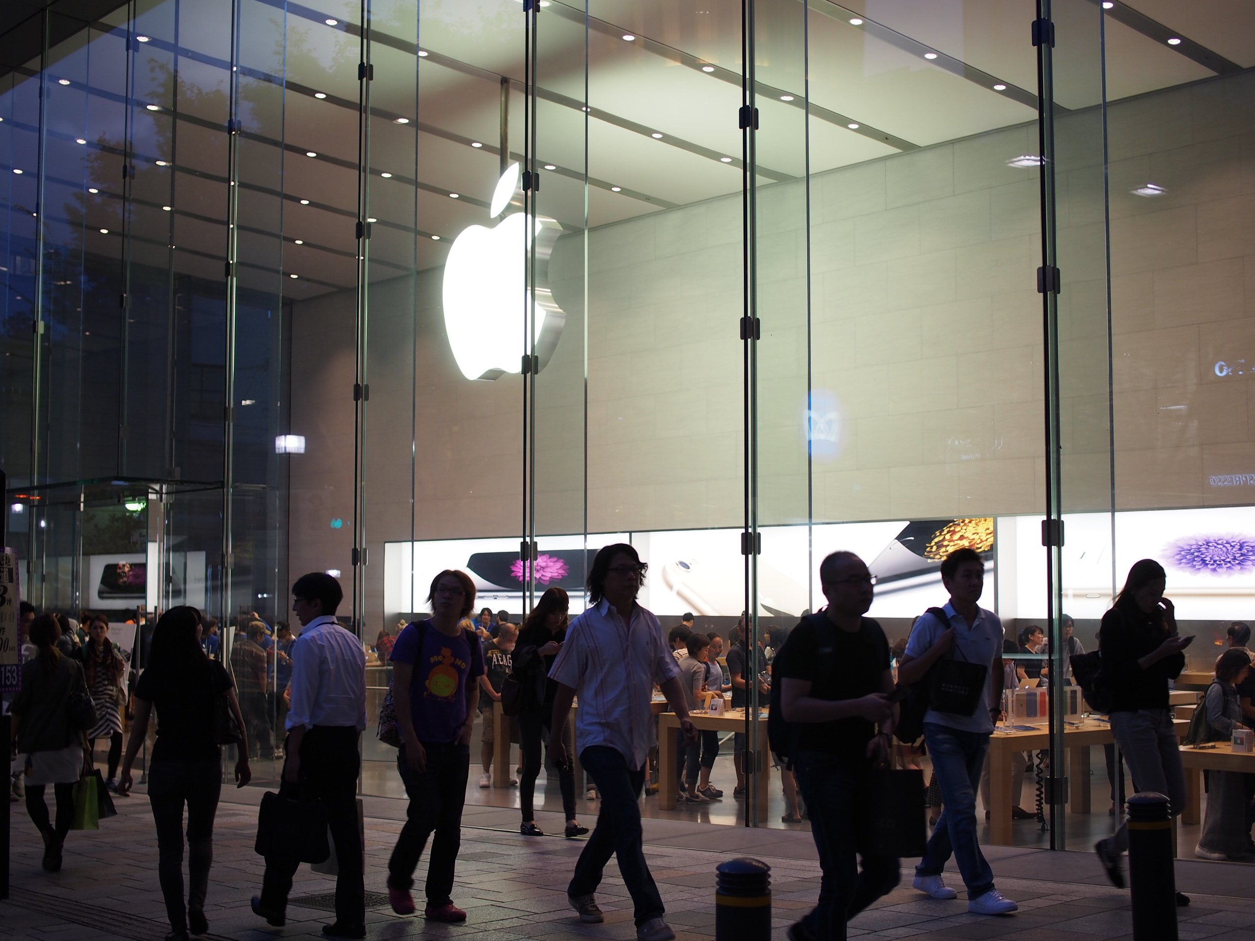 Apple Store Omotesando in Tokyo, where the iPhone Duo went on sale