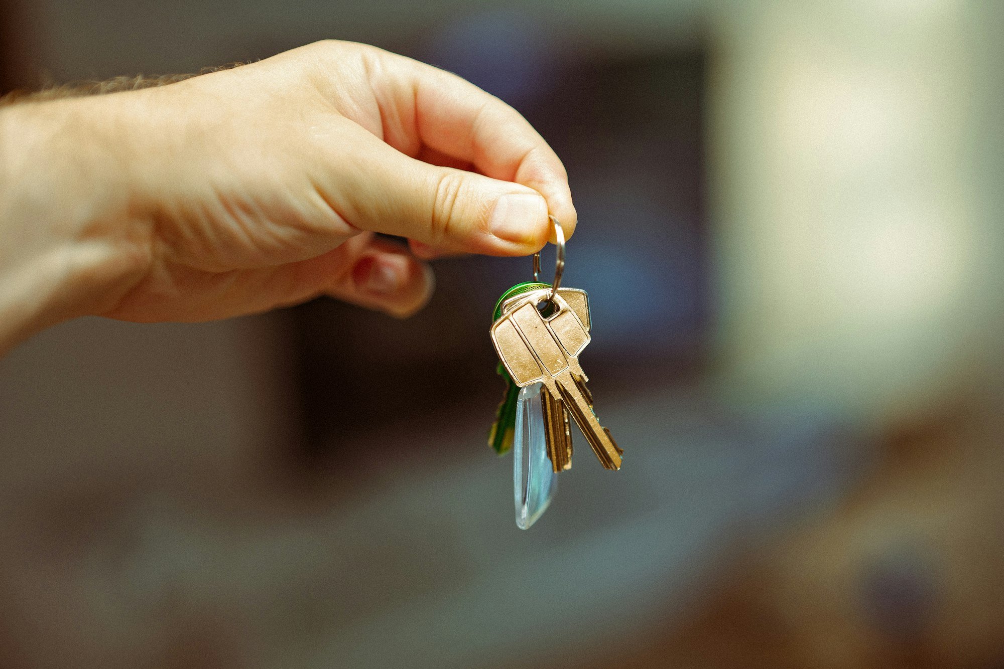 A person holding a bunch of house keys in one hand