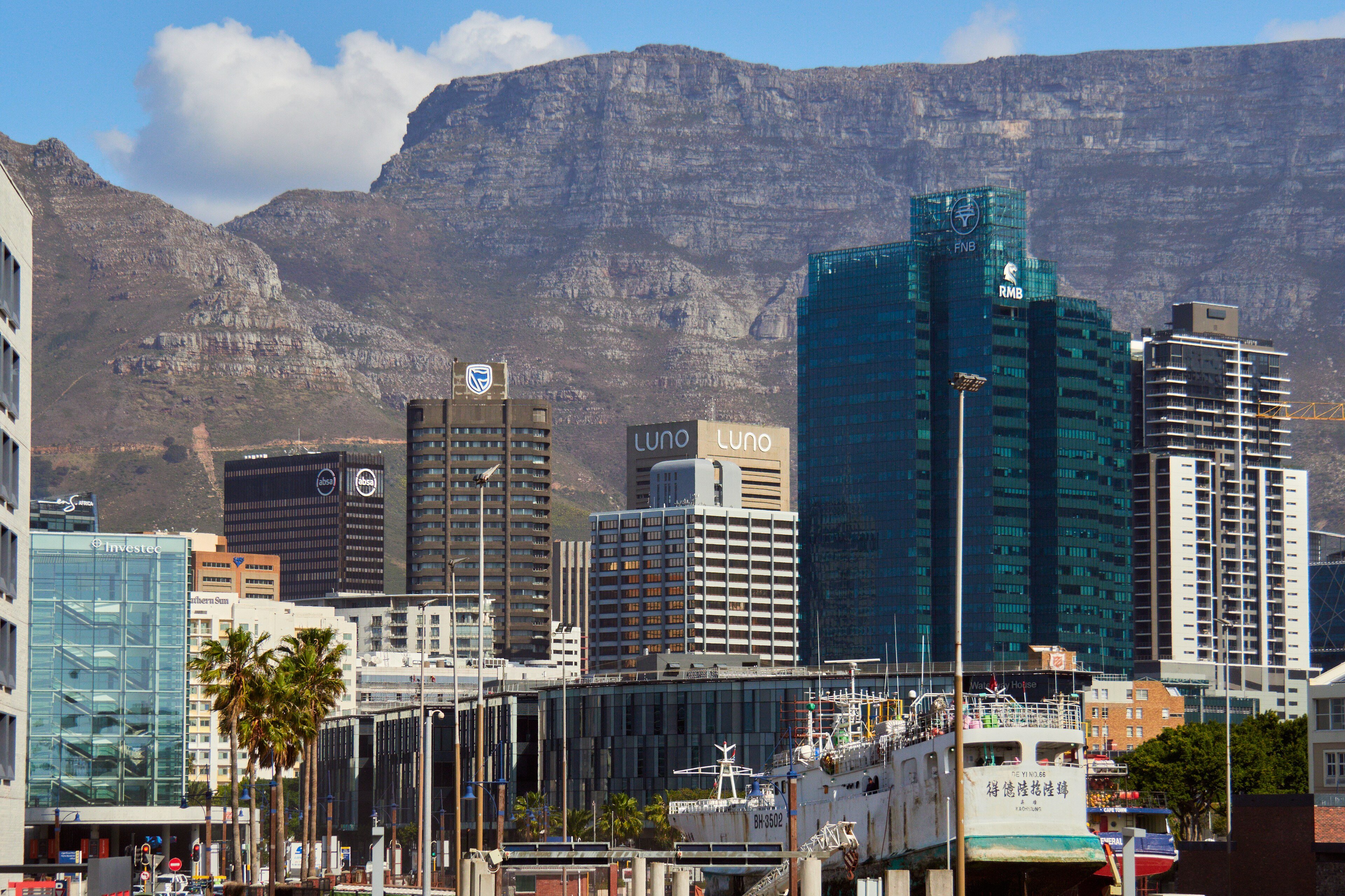 Cape Town city centre with Table Mountain behind